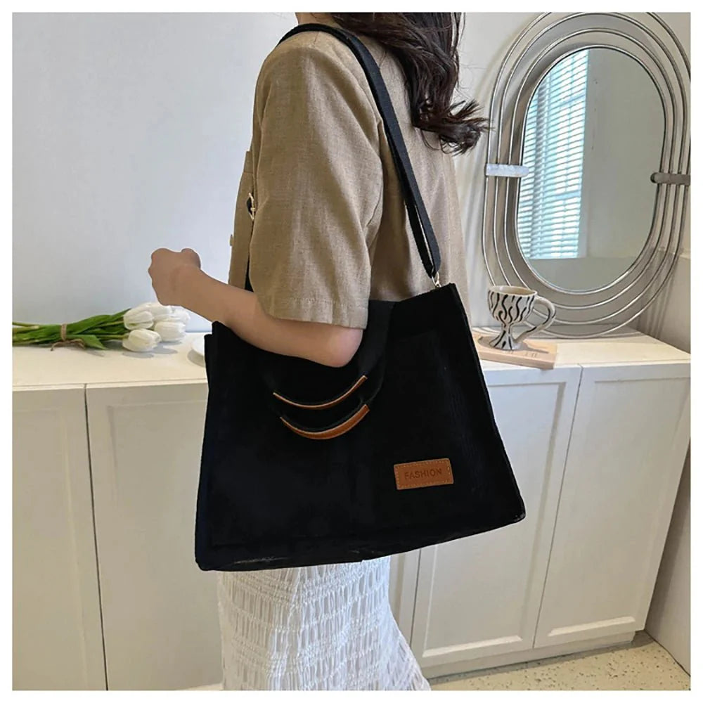 Large capacity shoulder bag
